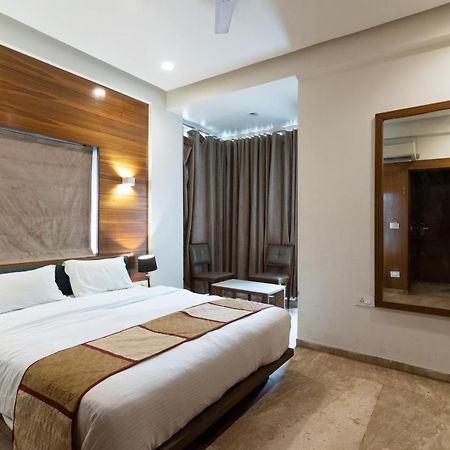 Hotel Kyra Airport Ахмедабад Экстерьер фото
