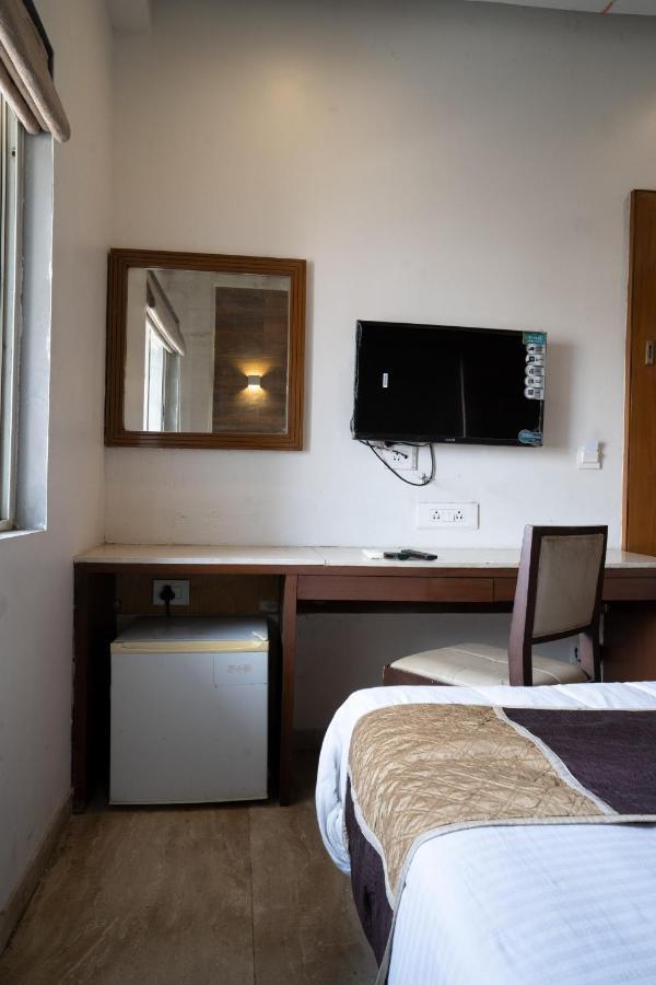 Hotel Kyra Airport Ахмедабад Экстерьер фото