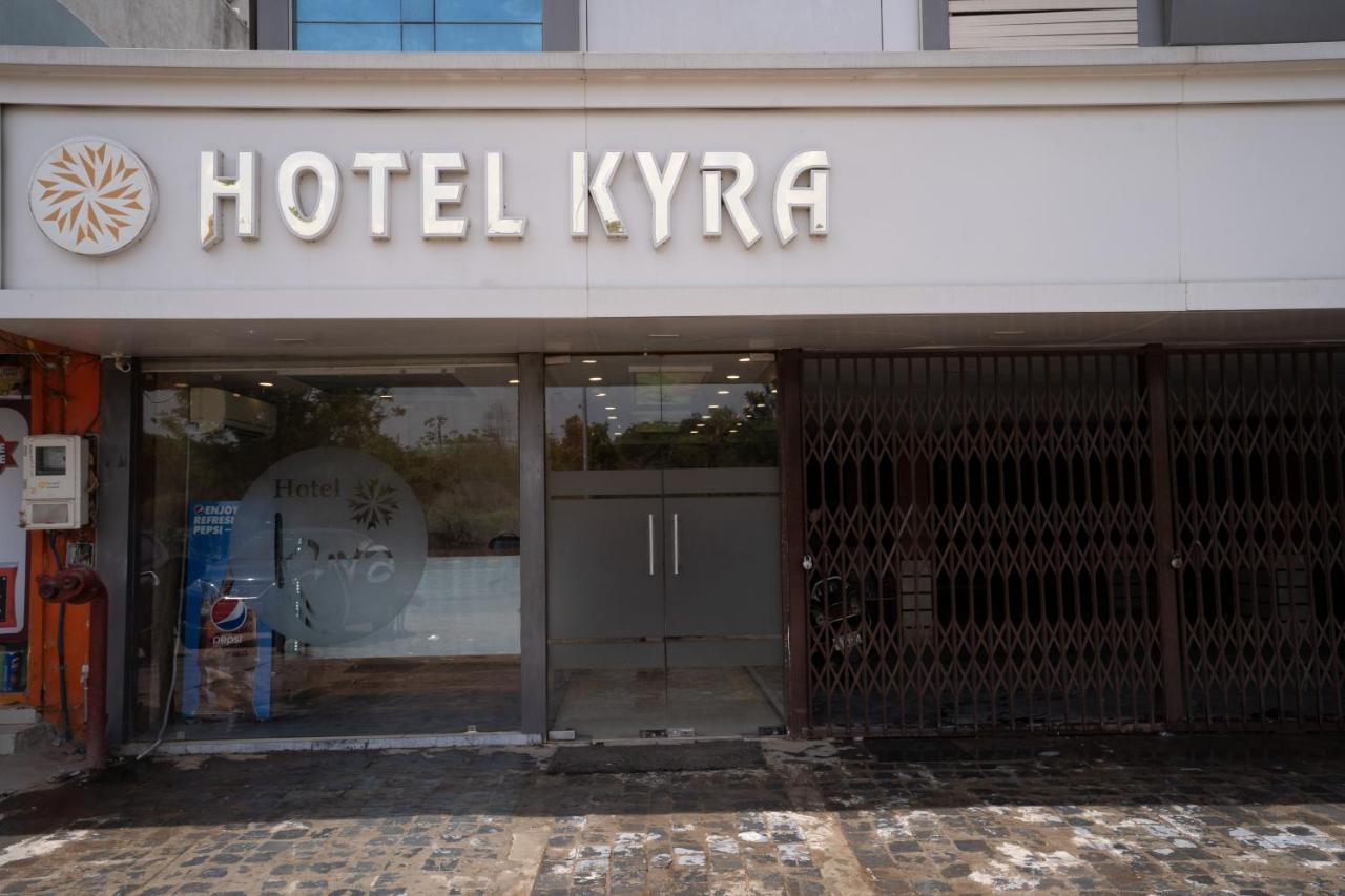 Hotel Kyra Airport Ахмедабад Экстерьер фото
