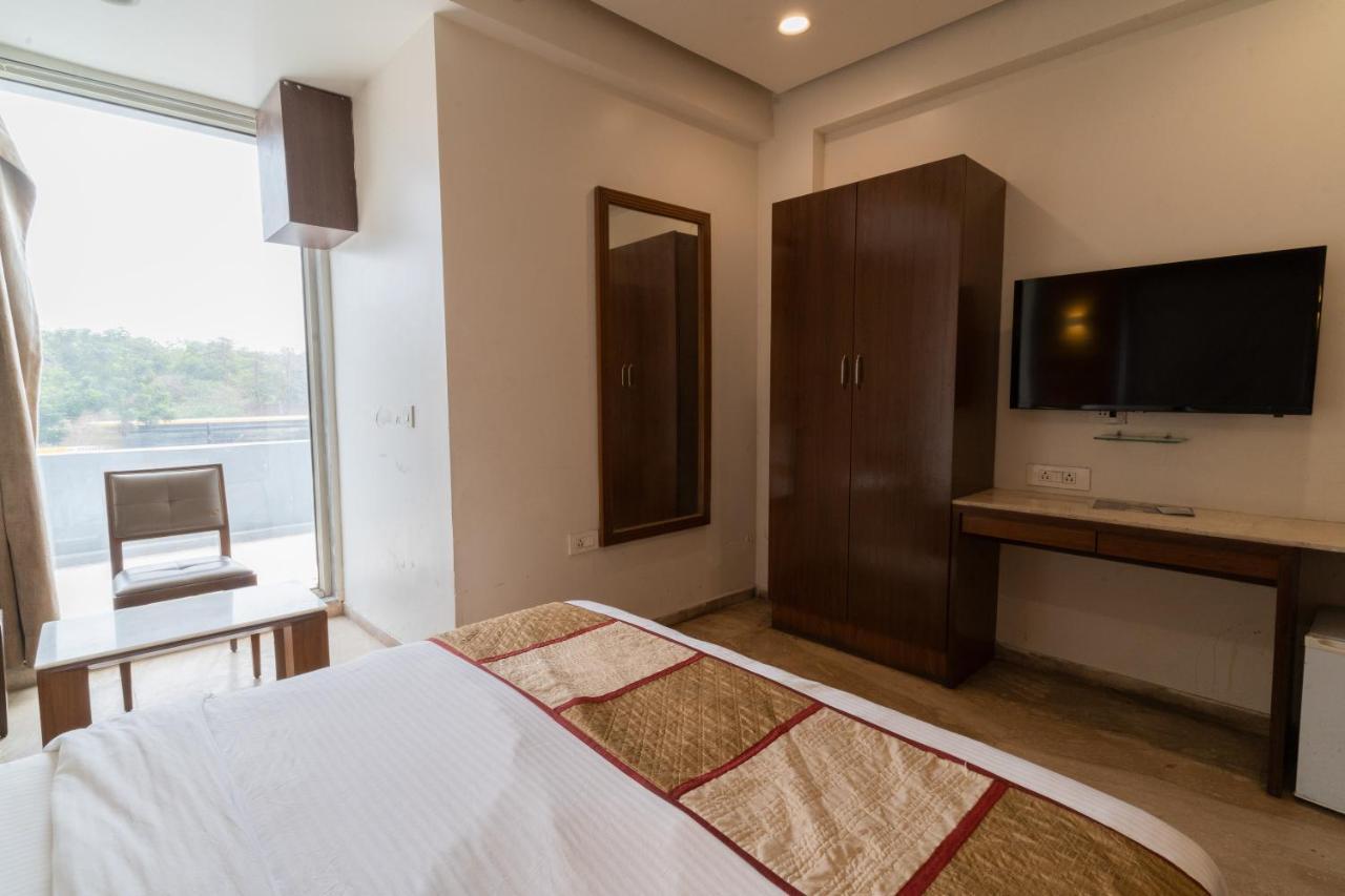 Hotel Kyra Airport Ахмедабад Экстерьер фото