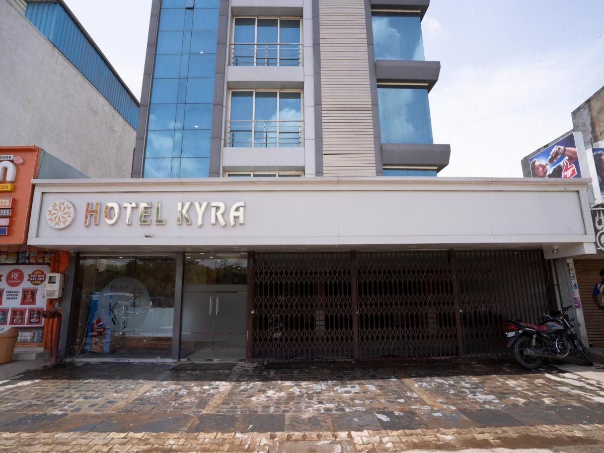Hotel Kyra Airport Ахмедабад Экстерьер фото